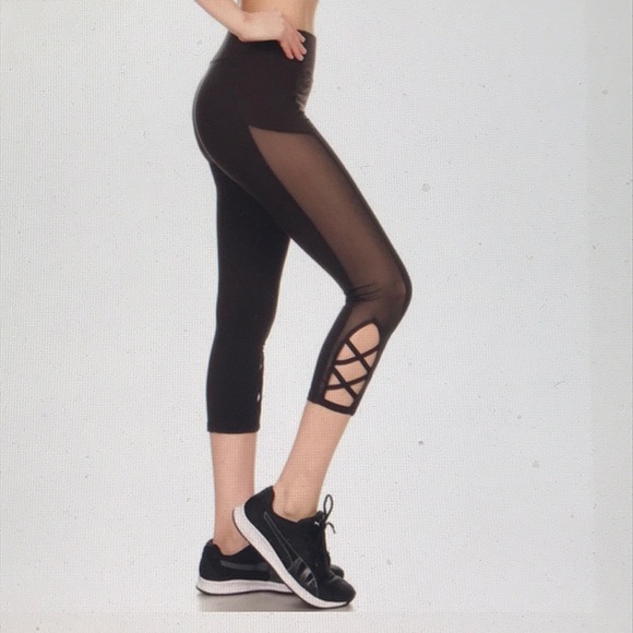 Sports Capri Legging W/ Mesh & Straps NWT - Picture 1 of 8
